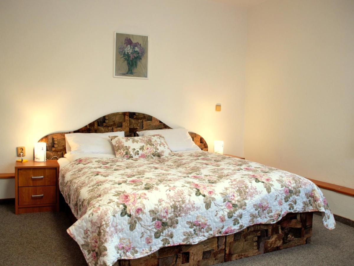 Privat Nika Hotel Závažná Poruba Kültér fotó